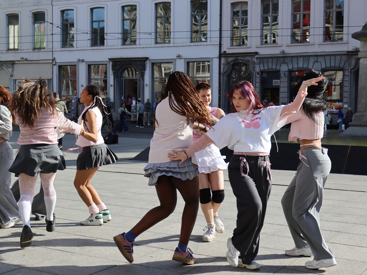 Burning the stage with Belgian cover dance